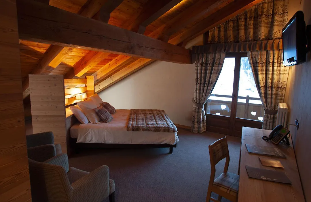 La Madonnina Del Gran Paradiso Wellness Hotel-1